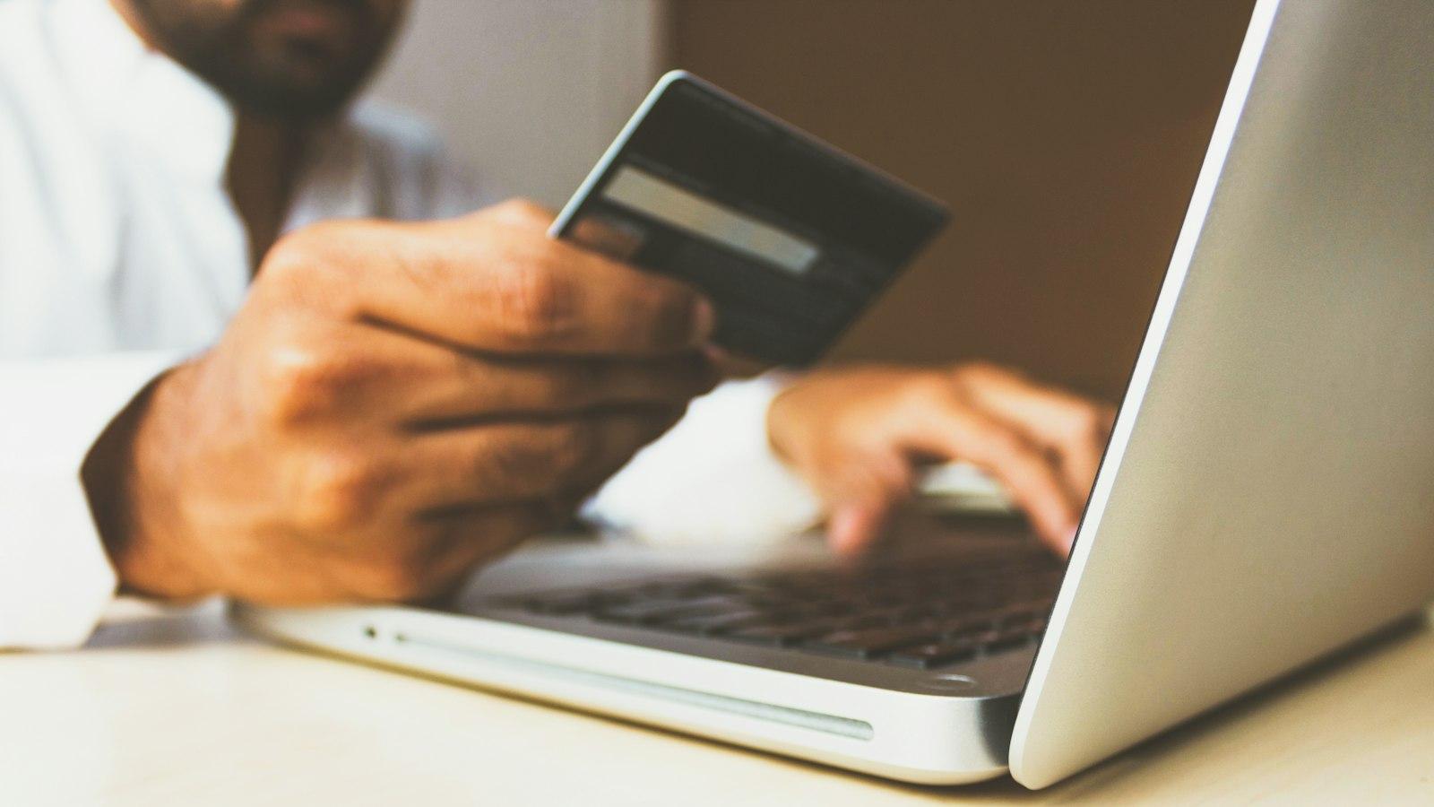 The Power of Credit Cards: Fortifying Online Shopping Security ‍and Unlocking ⁣Exclusive Perks